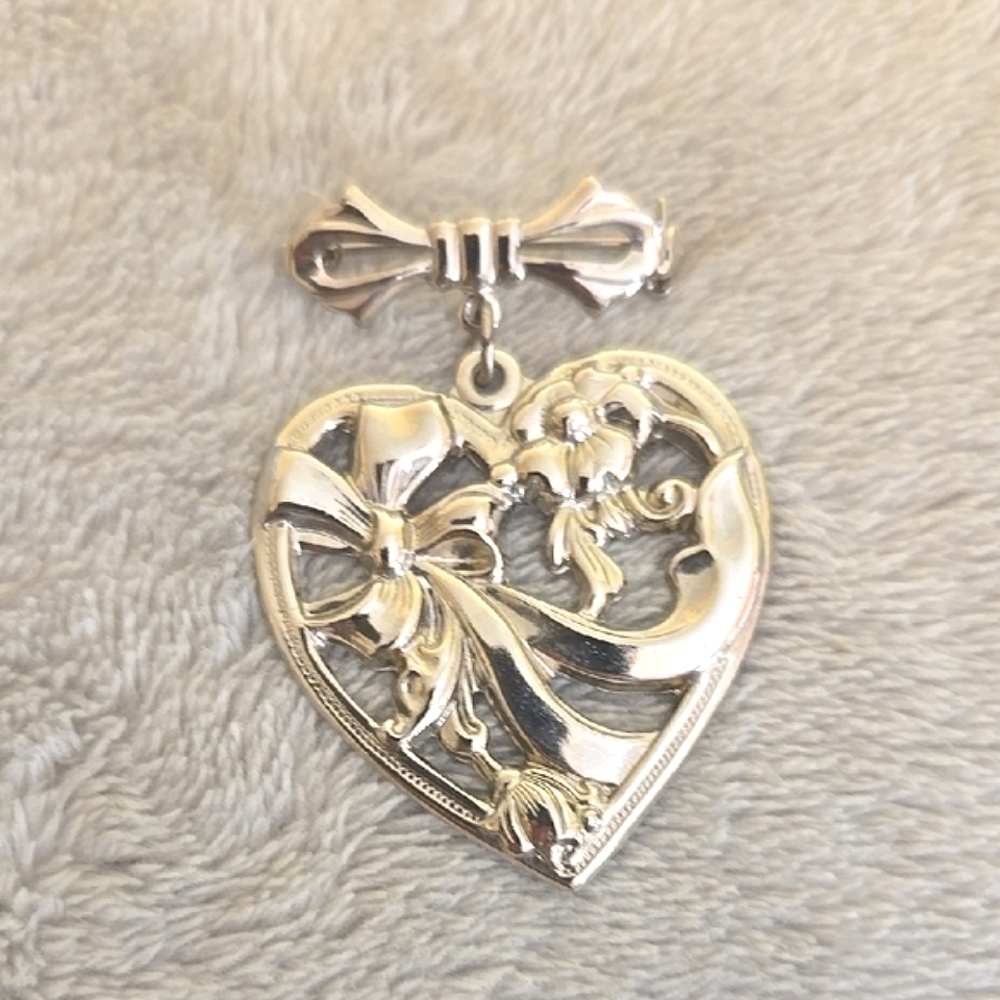#135 Vintage Elegant Silver Heart Brooch